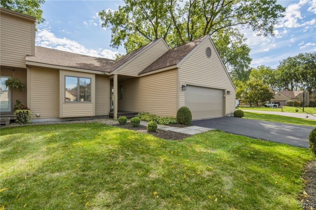 White Heron Cir, Fayetteville, NY 13066