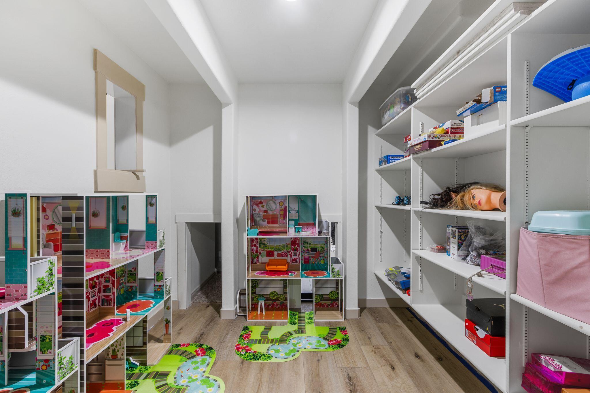 Parowan, Utah, 84761, United States, 6 Bedrooms Bedrooms, ,5 BathroomsBathrooms,Residential,For Sale,1995430