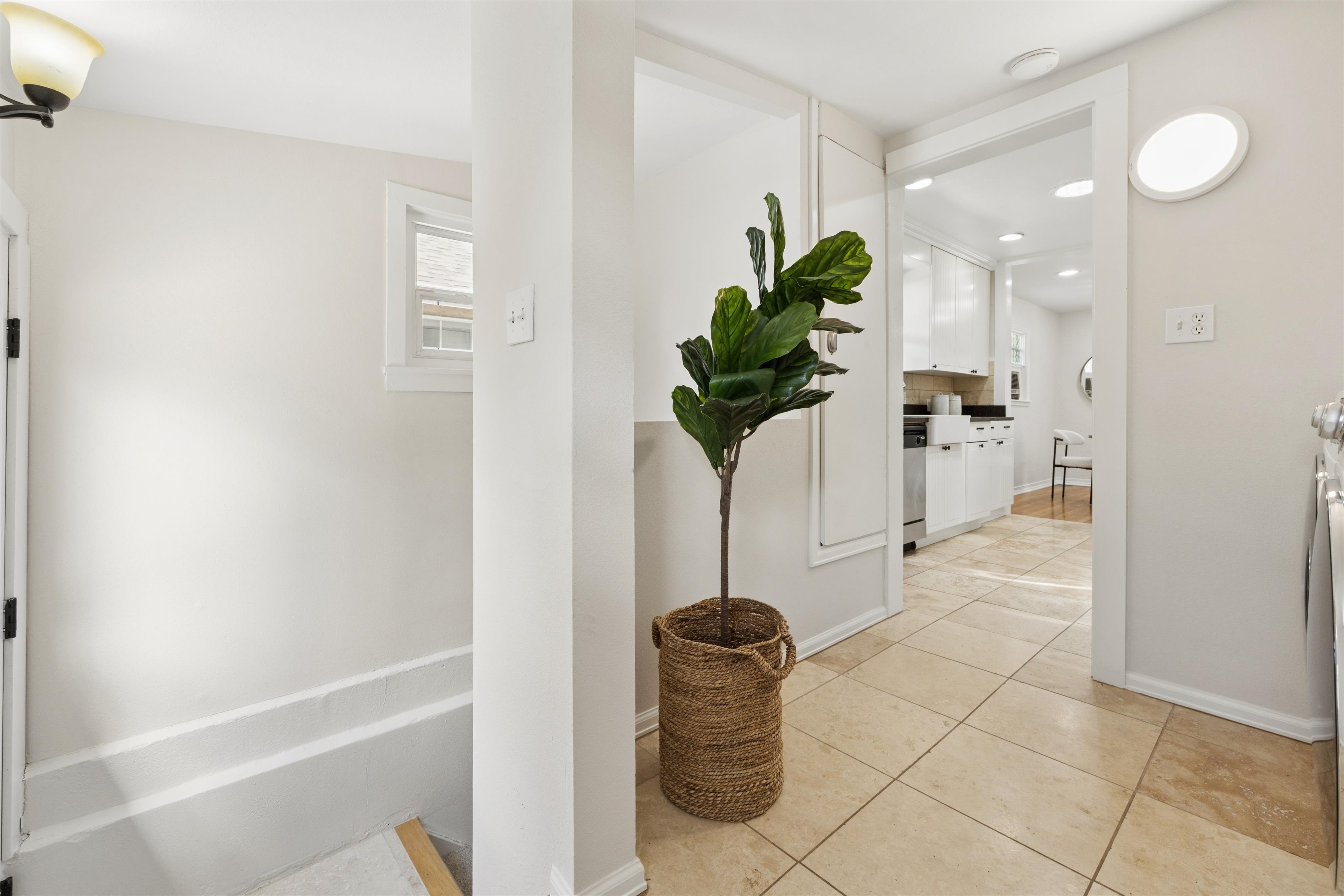  Charming Curb Appeal Meets Exceptional Versatility - 物件實景