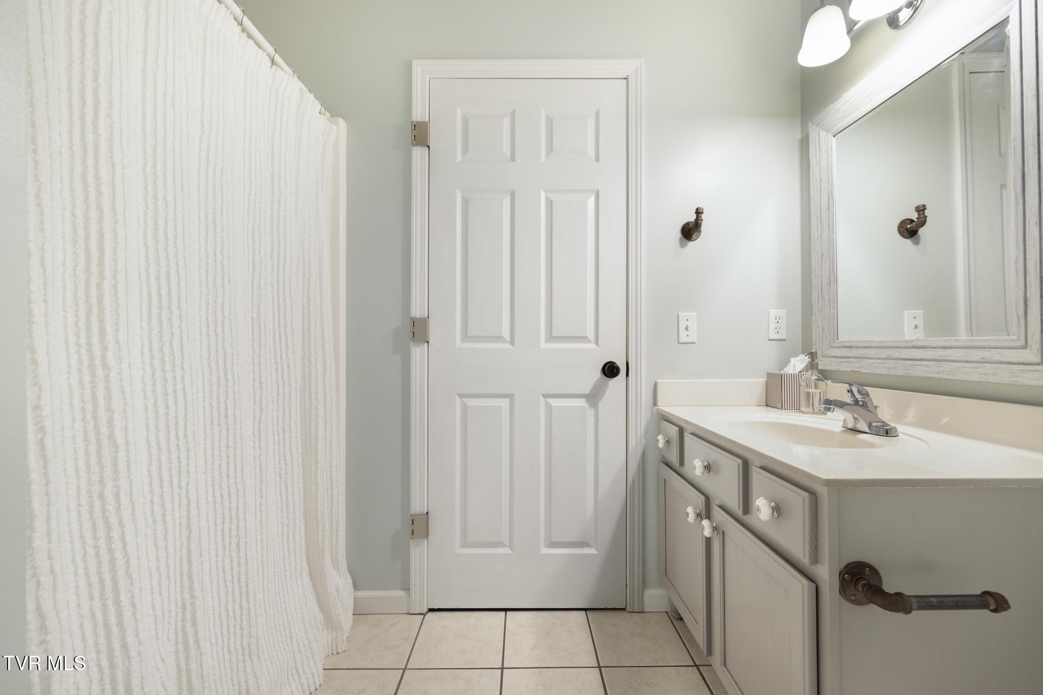 Gray, Tennessee, 37615, United States, 5 Bedrooms Bedrooms, ,4 BathroomsBathrooms,Residential,For Sale,1978234