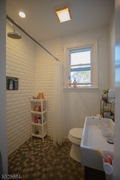 Ridgefield Boro, New Jersey, 07657-2011, United States, 4 Bedrooms Bedrooms, ,4 BathroomsBathrooms,Residential,For Sale,1923241