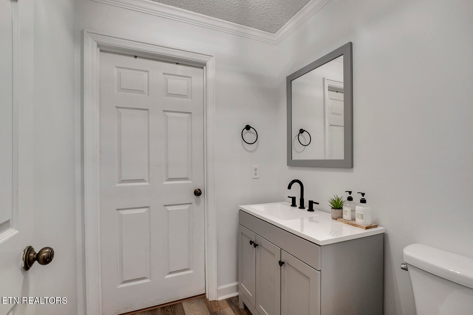 Kingston, Tennessee, 37763, United States, 4 Bedrooms Bedrooms, ,4 BathroomsBathrooms,Residential,For Sale,2011823