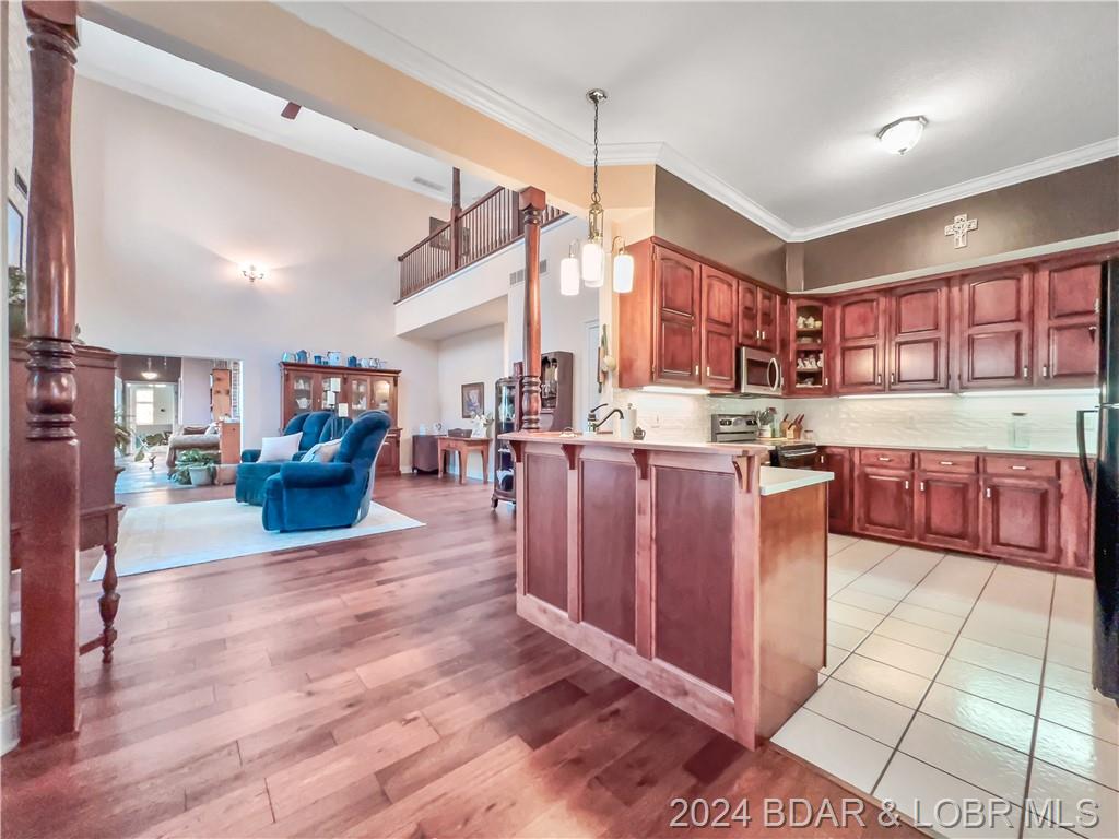 Camdenton, Missouri, 65020, United States, 5 Bedrooms Bedrooms, ,5 BathroomsBathrooms,Residential,For Sale,1850367