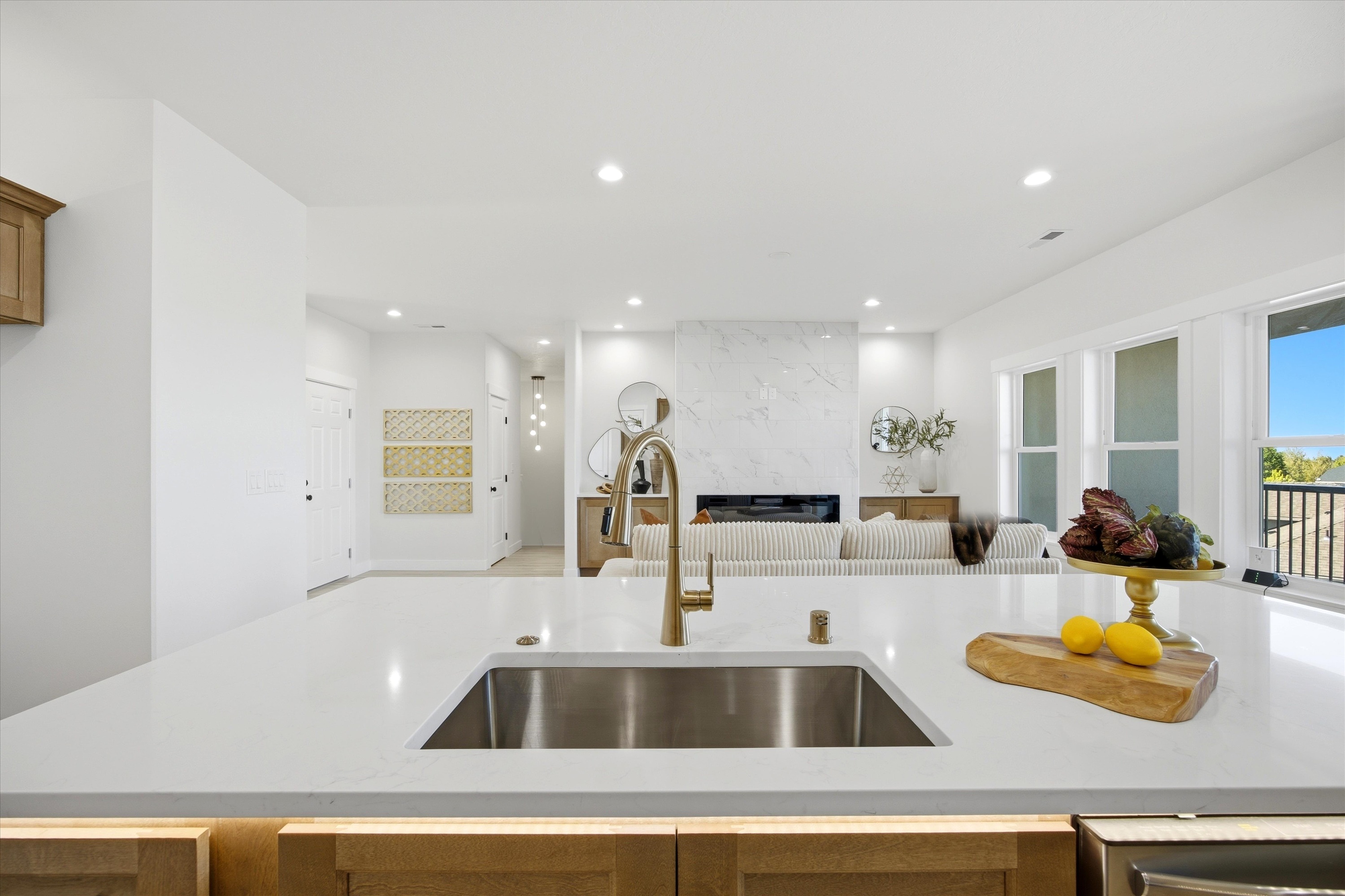  New 5-Bed Home w/ Daylight Basement & 3-Car Garage - 物件實景