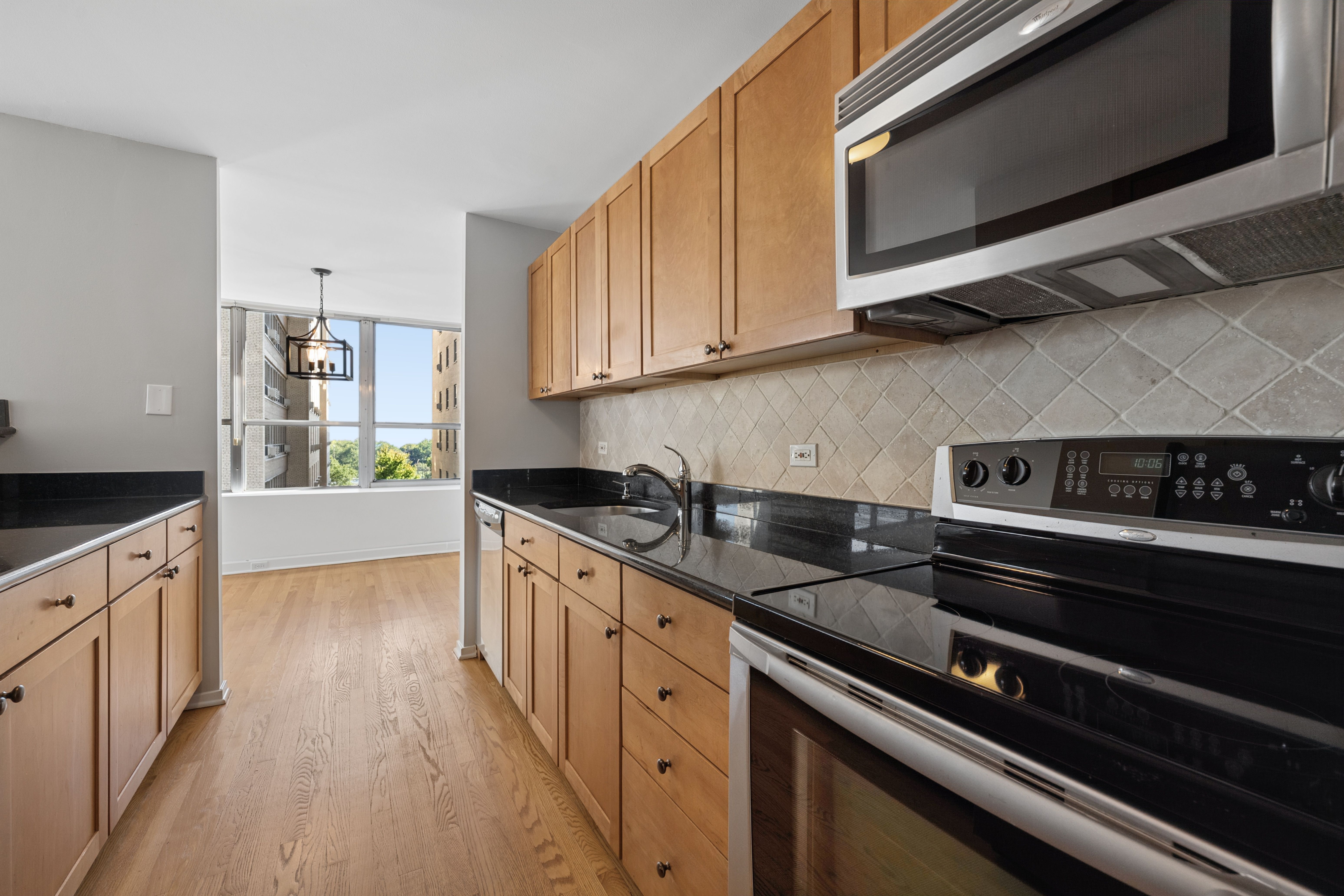  Fantastic Value for This Northeast Corner Unit at Park Place Tower - 物件實景