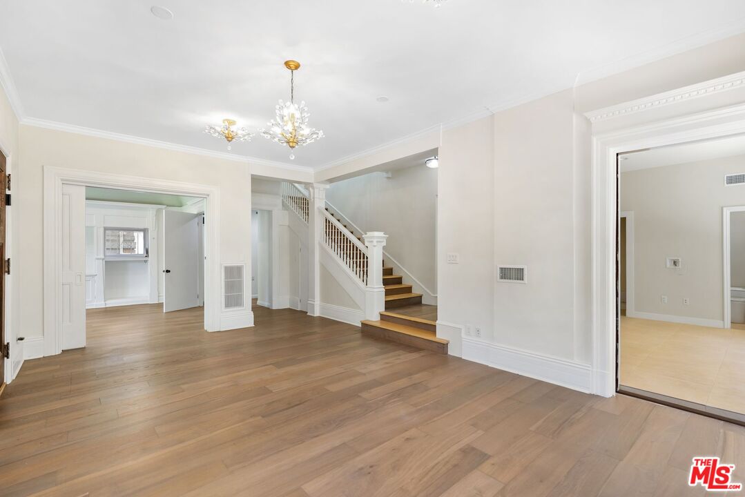 Los Angeles, California, 90006, United States, 7 Bedrooms Bedrooms, ,6 BathroomsBathrooms,Residential,For Sale,1848318