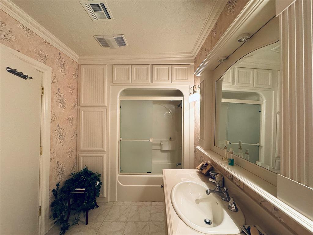 Chickasha, Oklahoma, 73018, United States, 7 Bedrooms Bedrooms, ,7 BathroomsBathrooms,Residential,For Sale,1979971