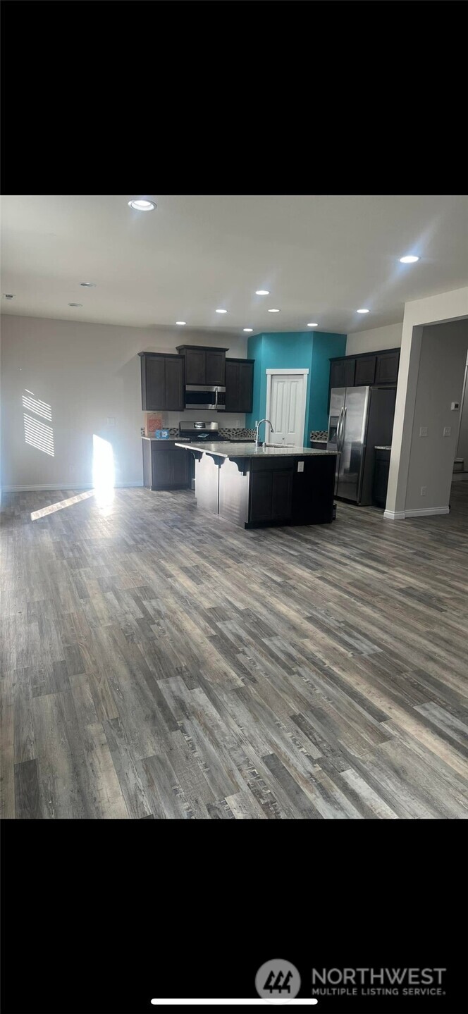 Puyallup, Washington, 98374, United States, 4 Bedrooms Bedrooms, ,3 BathroomsBathrooms,Residential,For Sale,1896837