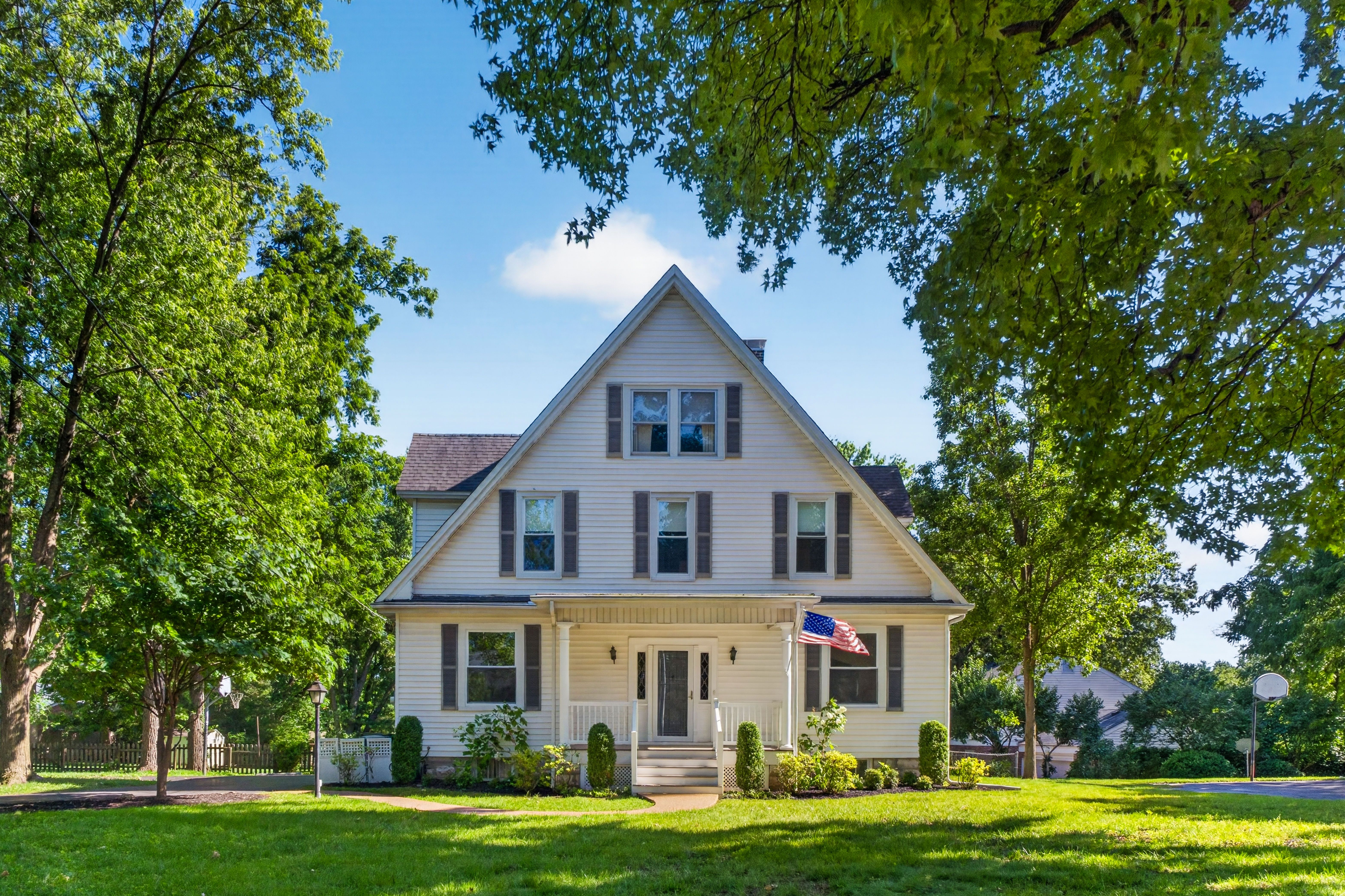  Charming White Farmhouse with Flexible Spacious Living - 物件實景