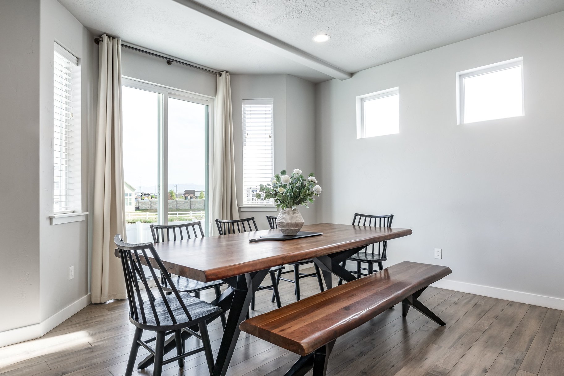  Bright Luxury 5-Bed Home w/ Office, Loft, Finished Basement & Views - 物件實景