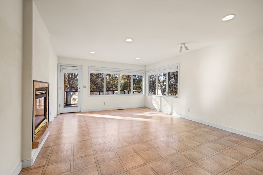 KLAMATH FALLS, Oregon, 97601, United States, 3 Bedrooms Bedrooms, ,4 BathroomsBathrooms,Residential,For Sale,1981715