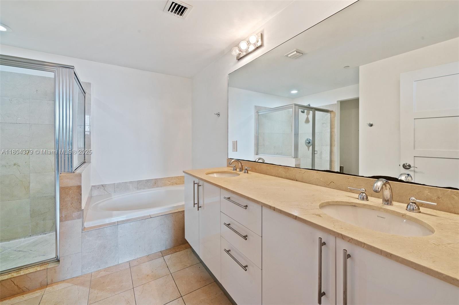 Aventura, Florida, 33180, United States, 2 Bedrooms Bedrooms, ,3 BathroomsBathrooms,Residential,For Sale,1826878