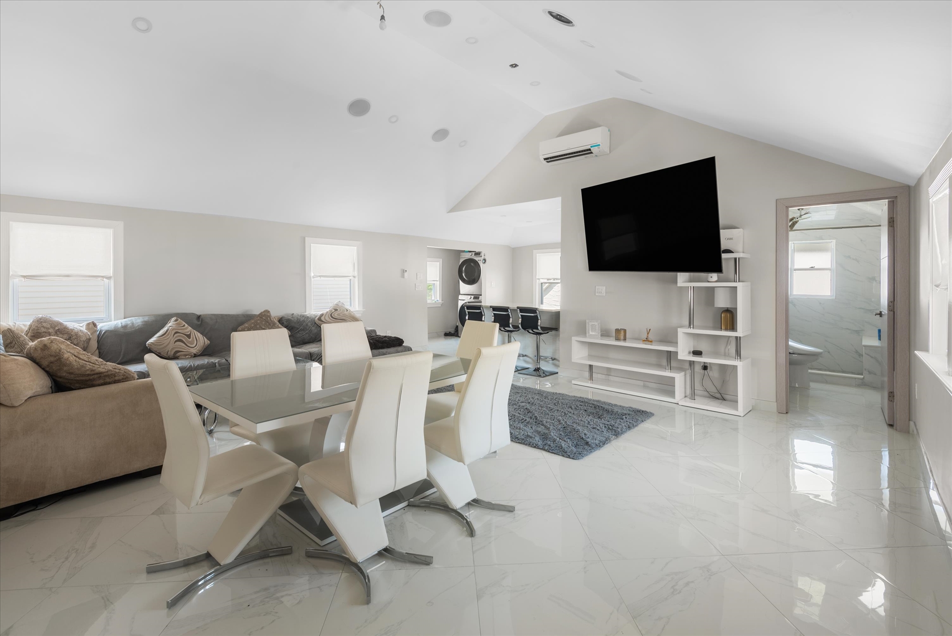 Howard Beach, New York, 11414, United States, 5 Bedrooms Bedrooms, ,2 BathroomsBathrooms,Residential,For Sale,2049449