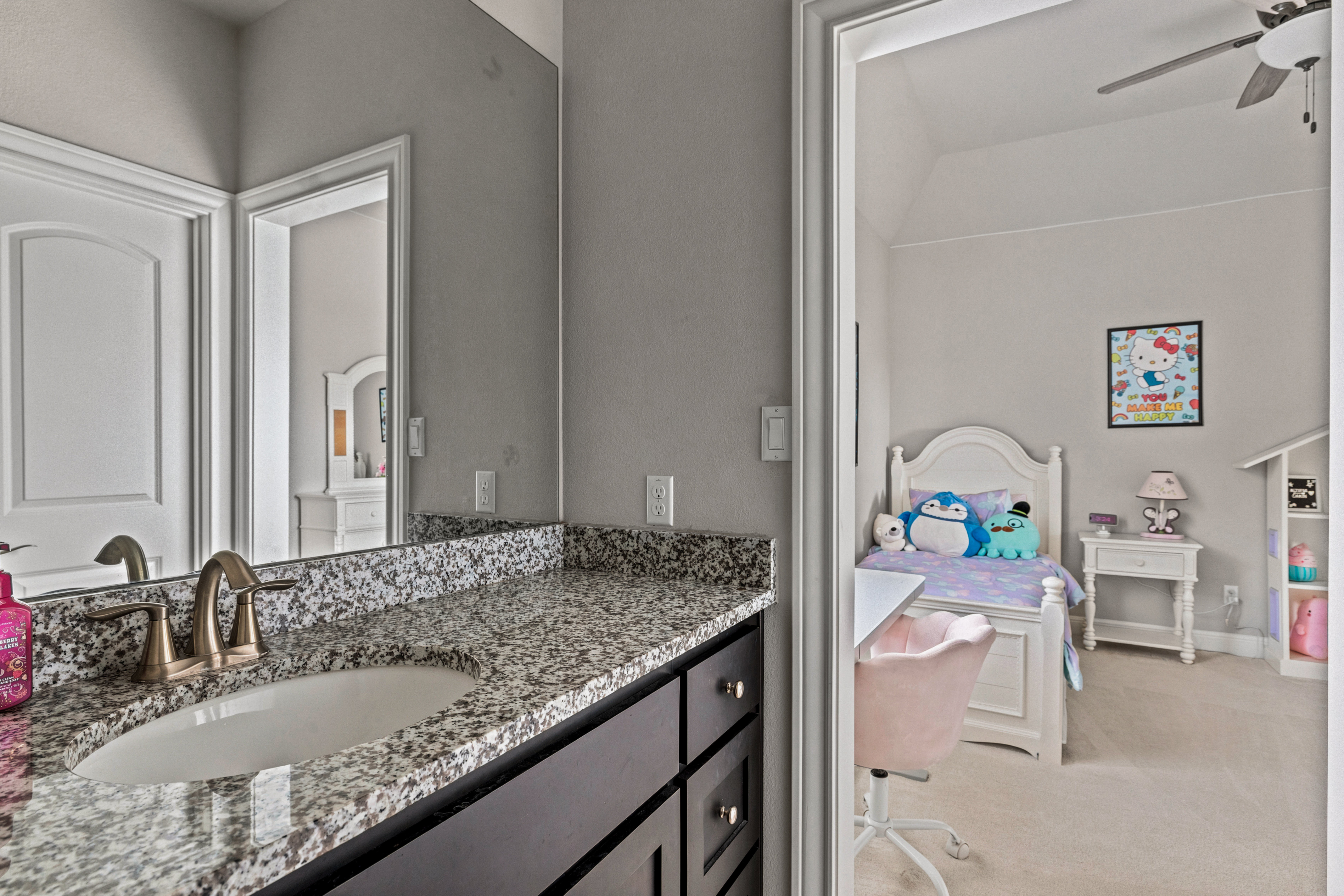  Private Greenbelt Retreat with Dual Main-Floor Suites - 物件實景