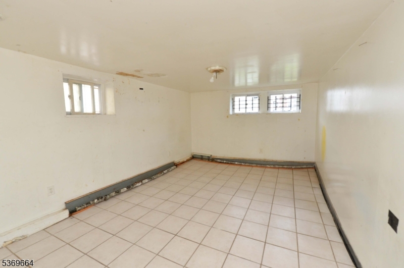 Irvington Twp., New Jersey, 07111, United States, 5 Bedrooms Bedrooms, ,3 BathroomsBathrooms,Residential,For Sale,1895417