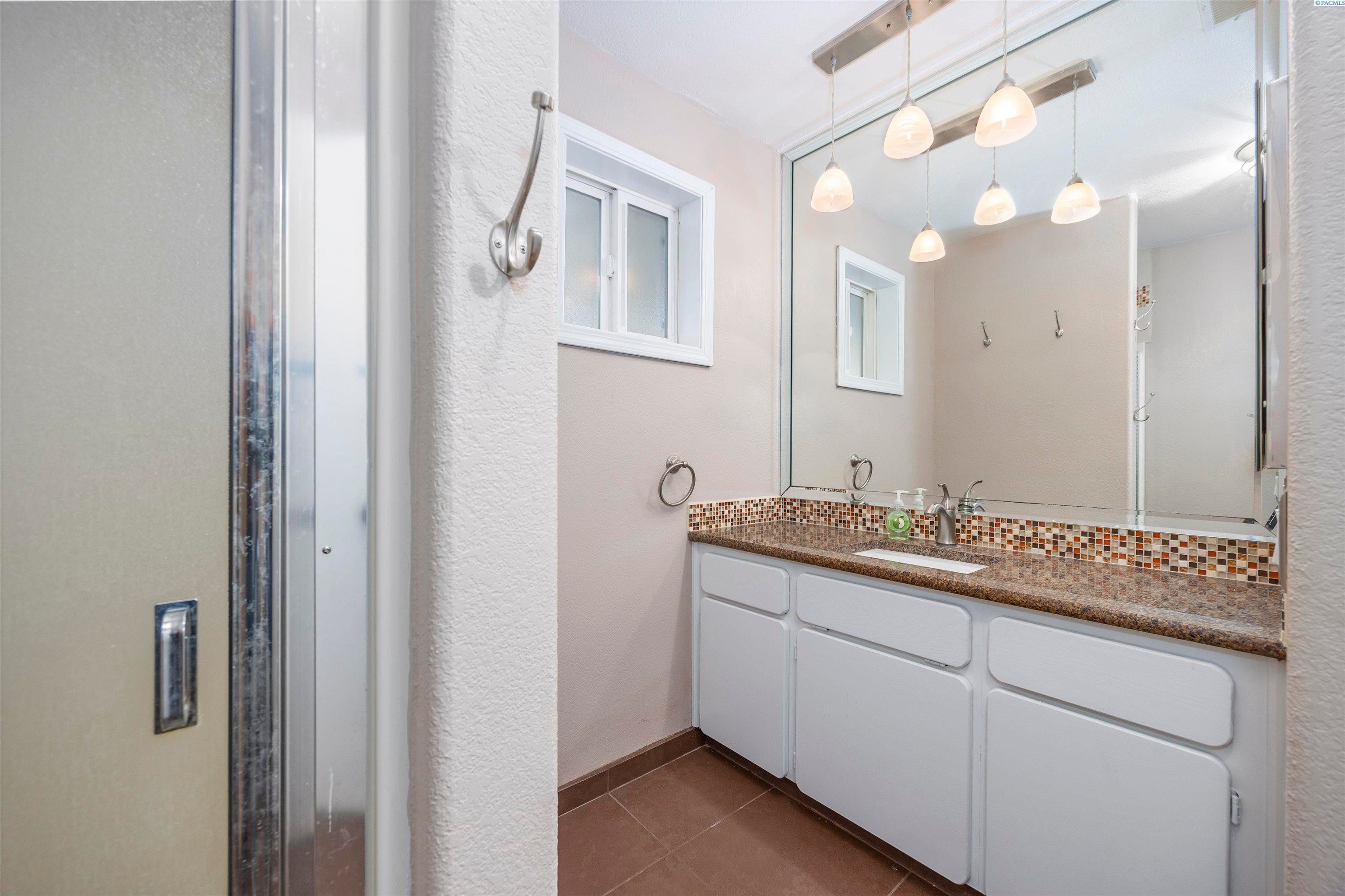 Kennewick, Washington, 99337, United States, 4 Bedrooms Bedrooms, ,2 BathroomsBathrooms,Residential,For Sale,1978666