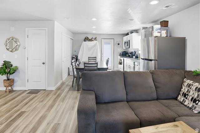 Layton, Utah, 84041, United States, 4 Bedrooms Bedrooms, ,4 BathroomsBathrooms,Residential,For Sale,1990217