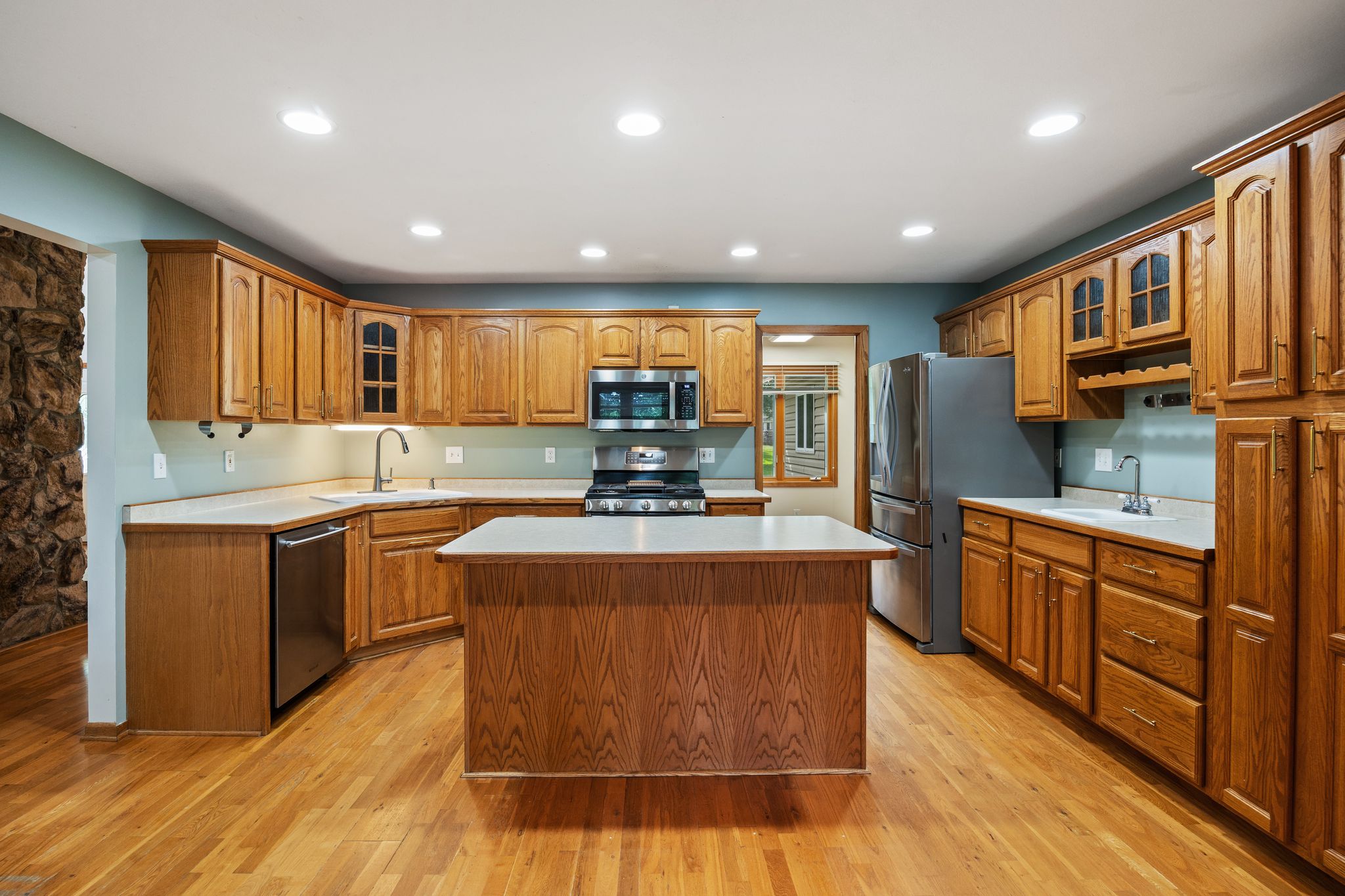  Exceptional Crystal Lake Retreat with Expansive Lakefront Living - 物件實景