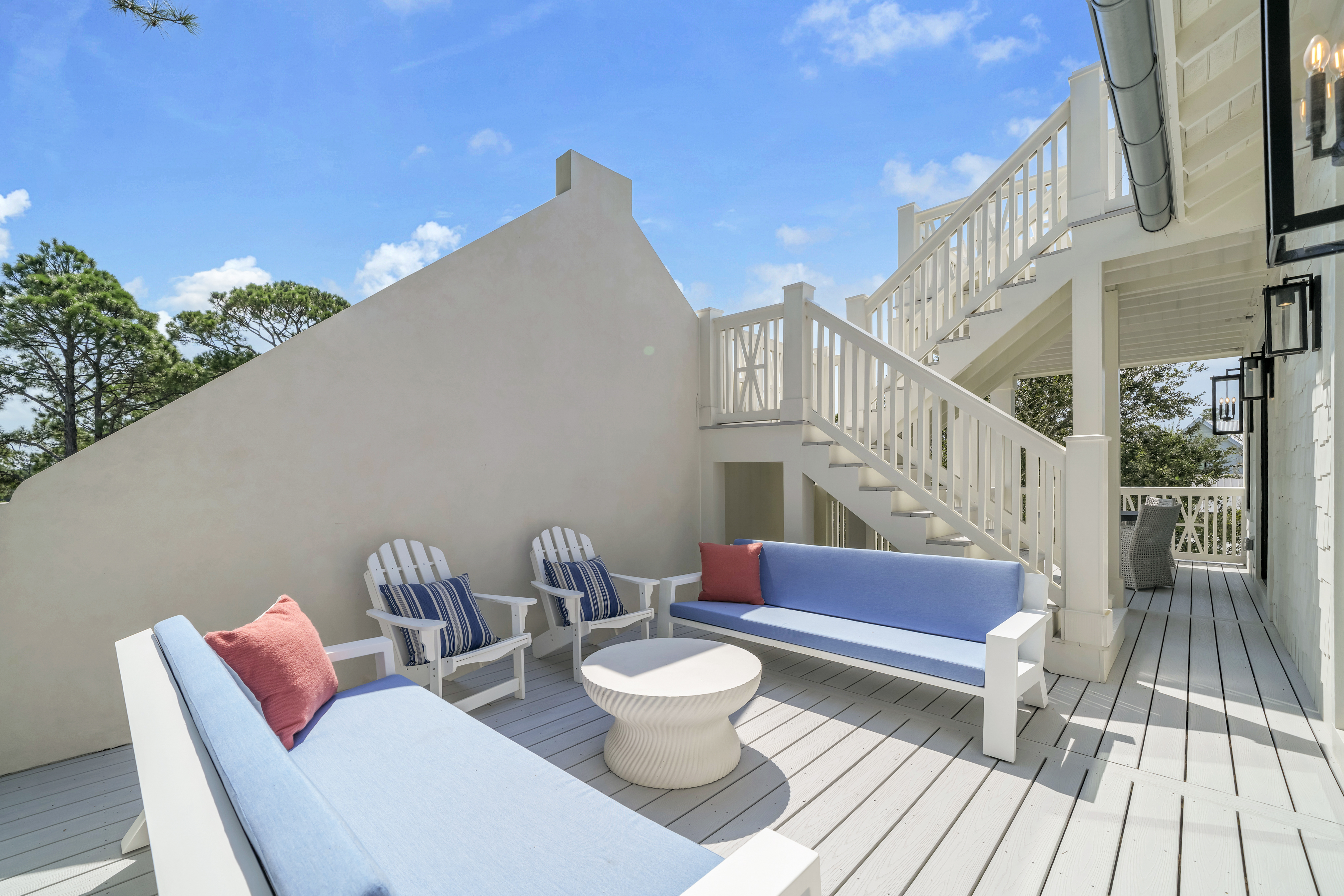  Custom Coastal Home With Private Pool And Expansive Outdoor Living - 物件實景