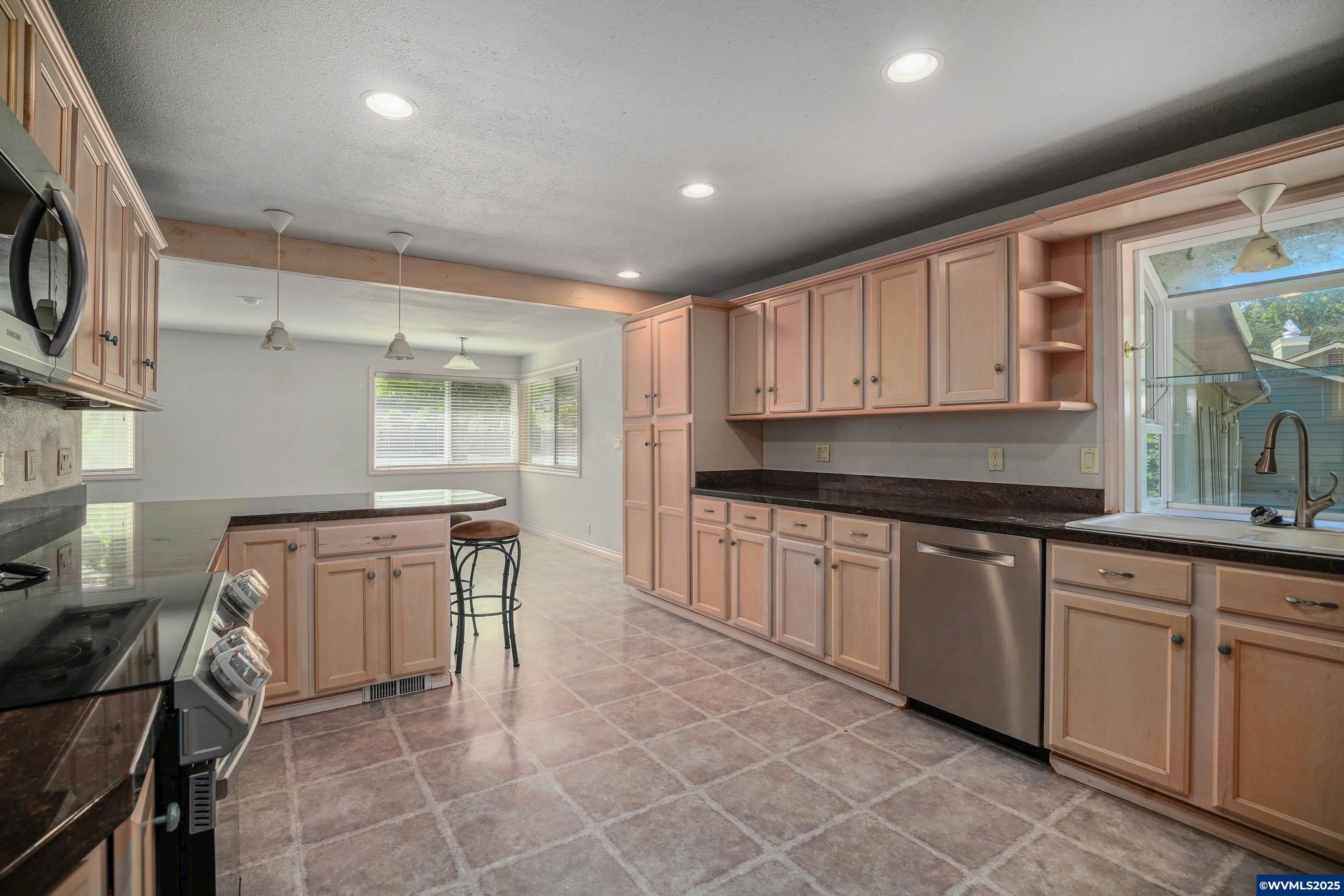 Salem, Oregon, 97304, United States, 3 Bedrooms Bedrooms, ,3 BathroomsBathrooms,Residential,For Sale,1826833