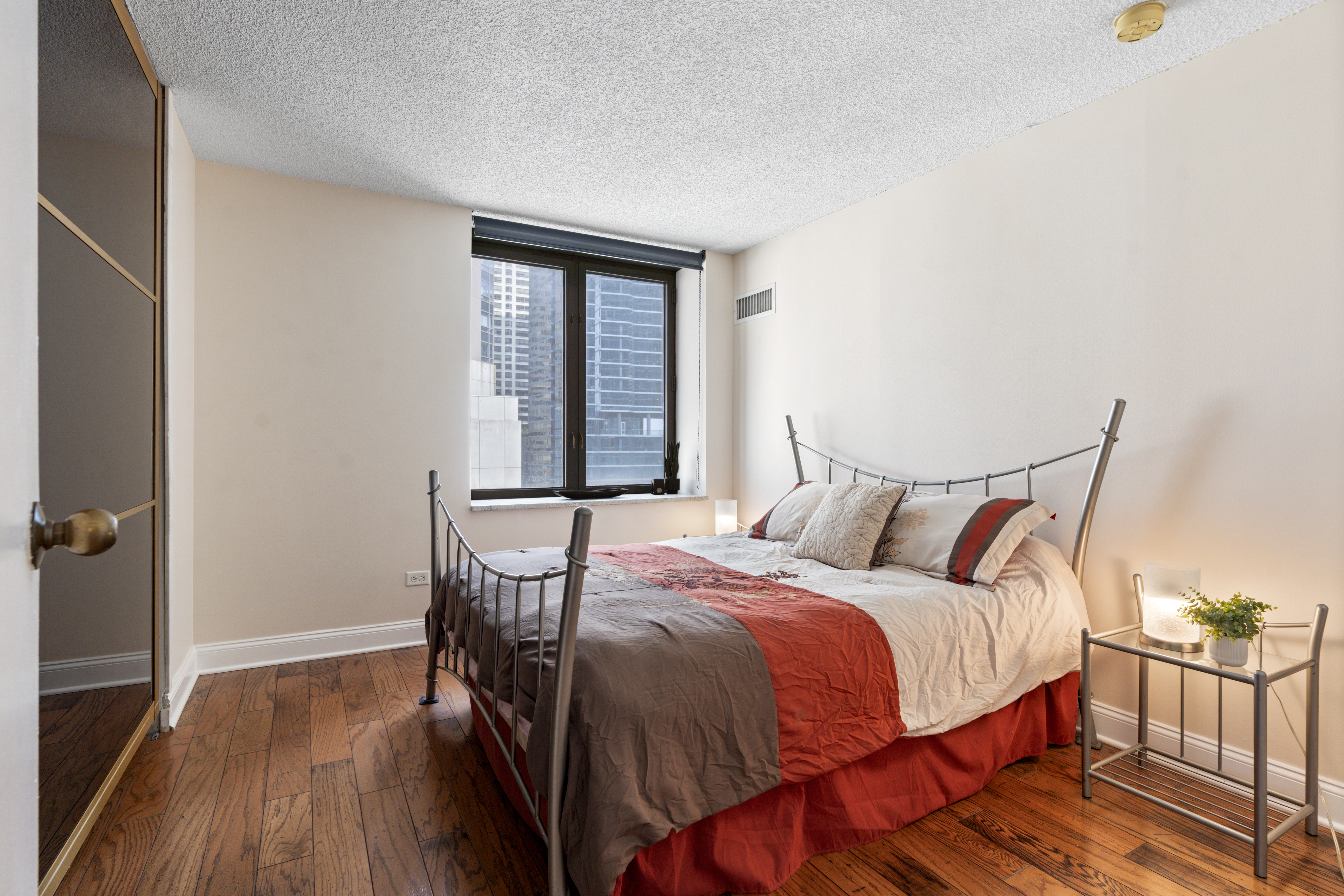  Preferred Corner Unit with Views of the landscaped sundeck and the City - 物件實景