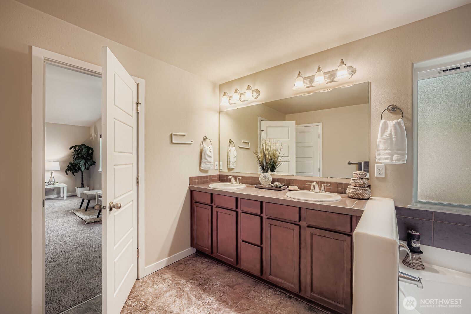 Puyallup, Washington, 98375, United States, 5 Bedrooms Bedrooms, ,3 BathroomsBathrooms,Residential,For Sale,1983977