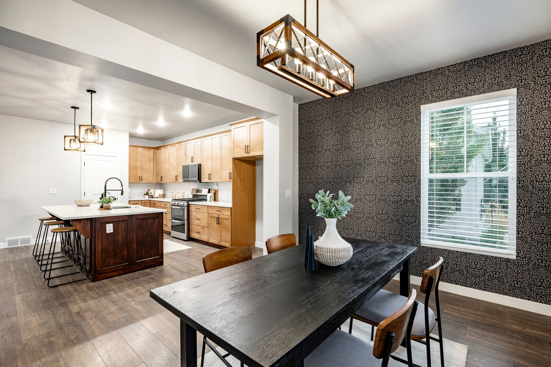  Daybreak Living With A 3-Car Garage - 物件實景