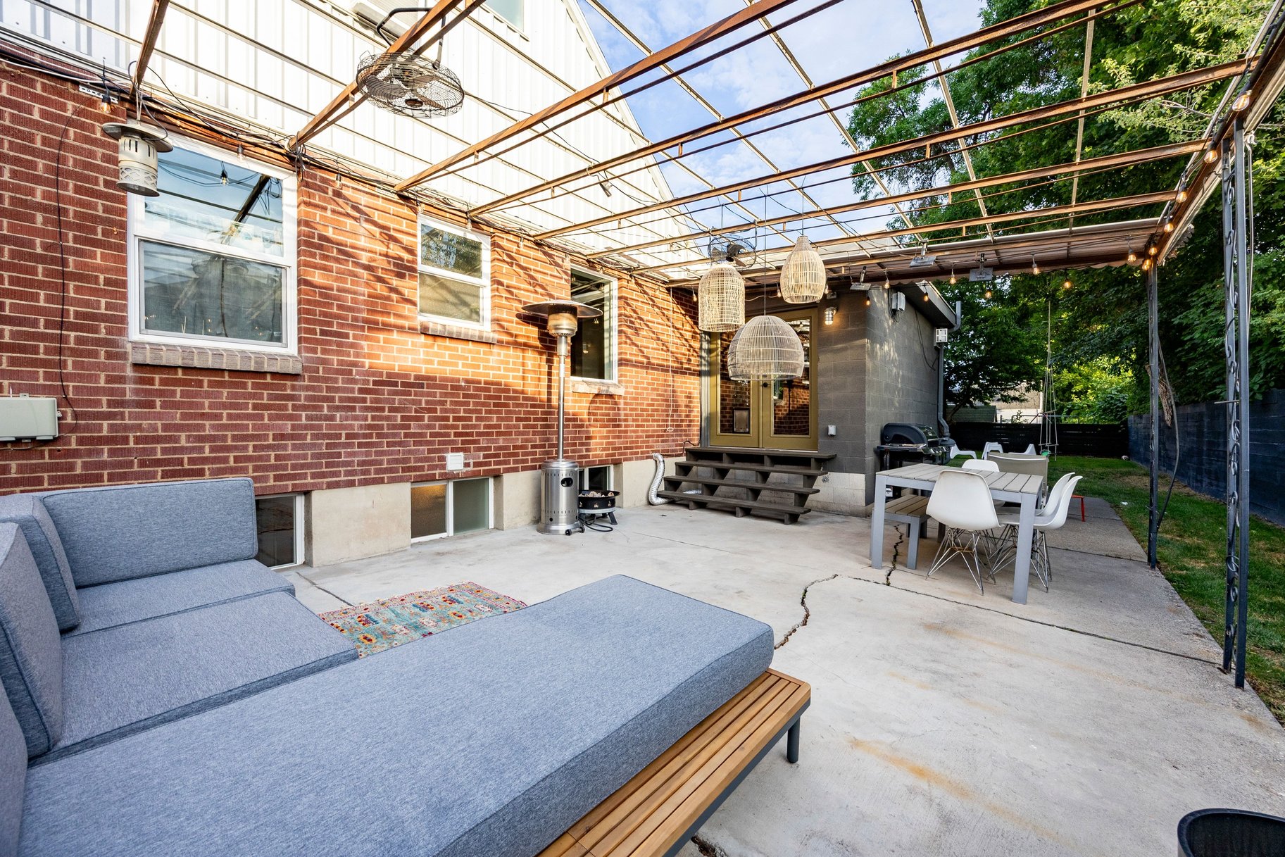  Spacious Millcreek Bungalow with Expansive Backyard & 2-Car Garage - 物件實景