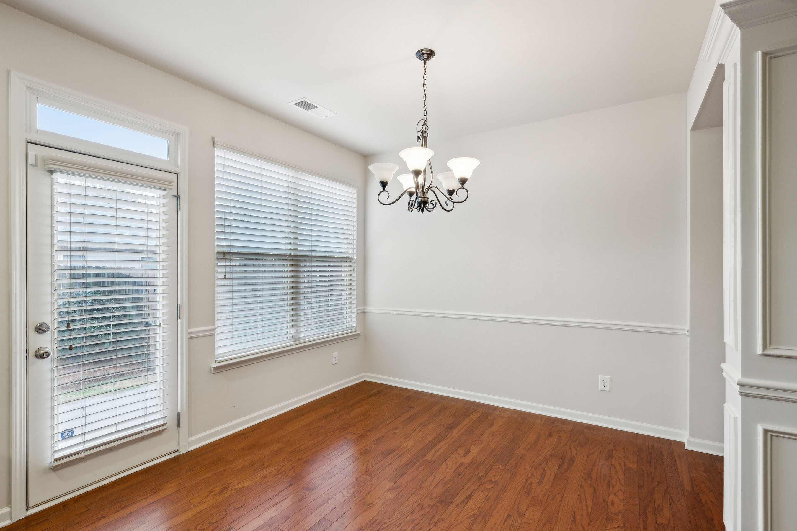  Welcome to this Beautifully Maintained Two-Story Townhome - 物件實景