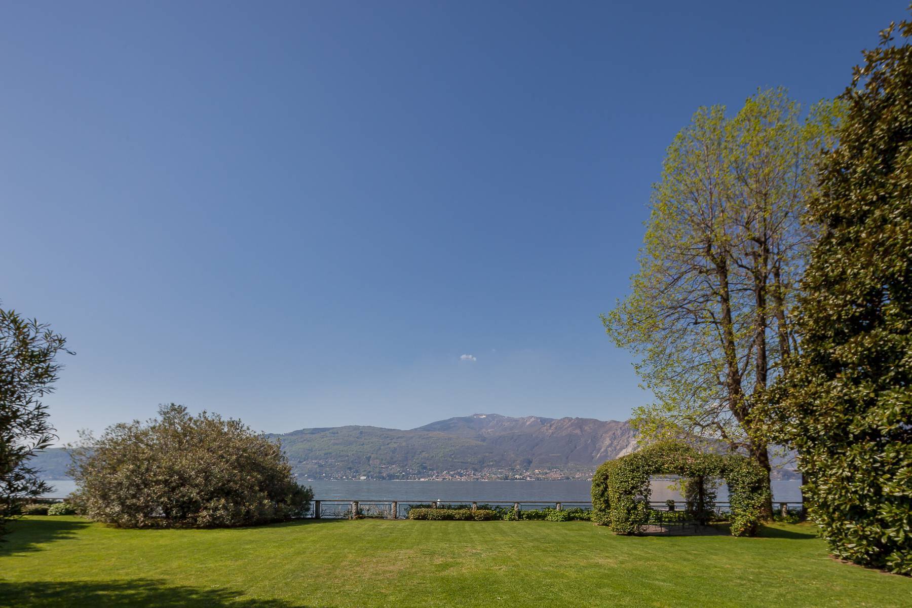 Villa with access to the lake designed and built by the architect Aldo Rossi 