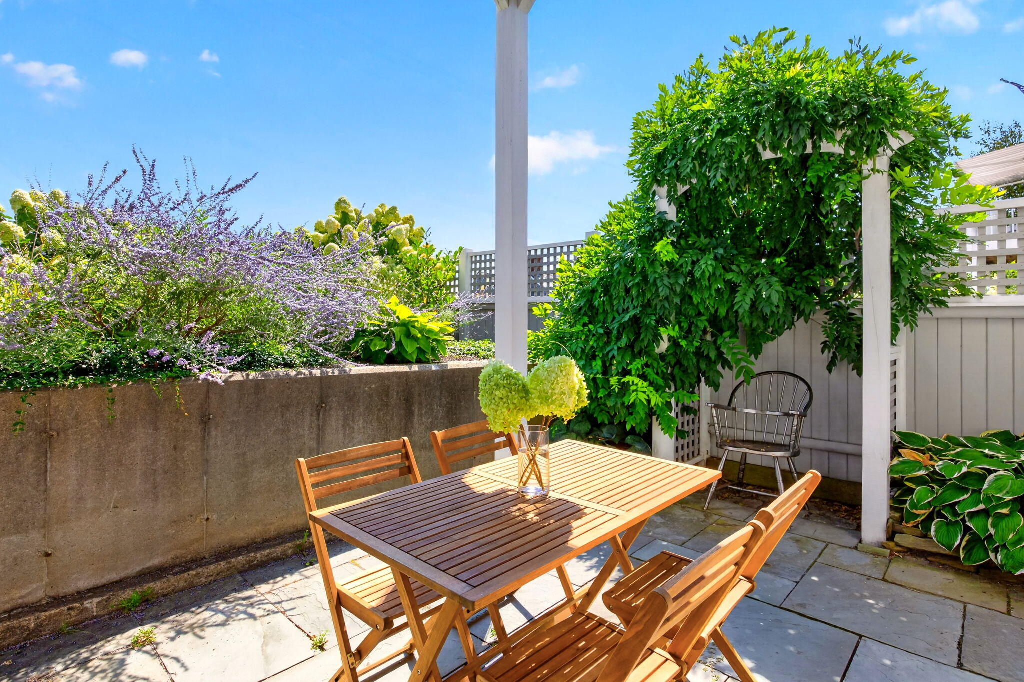  West End Elegance with Water Views, Private Gardens & Two-Car Parking - 物件實景