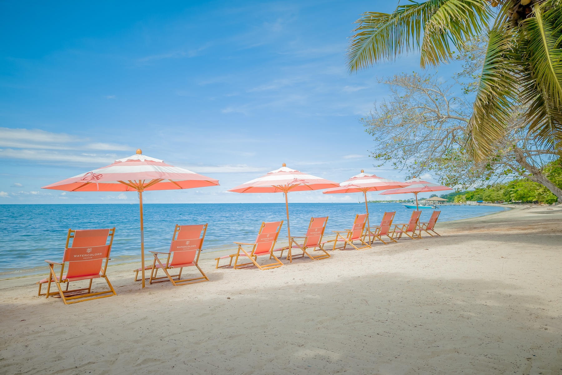  Beachfront Condo B2 in Watercolors Resort, West Bay - 物件實景