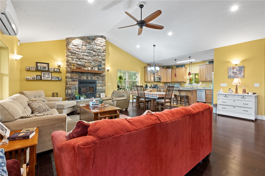 Dogpatch, Arkansas, 72648, United States, 3 Bedrooms Bedrooms, ,3 BathroomsBathrooms,Residential,For Sale,1958320