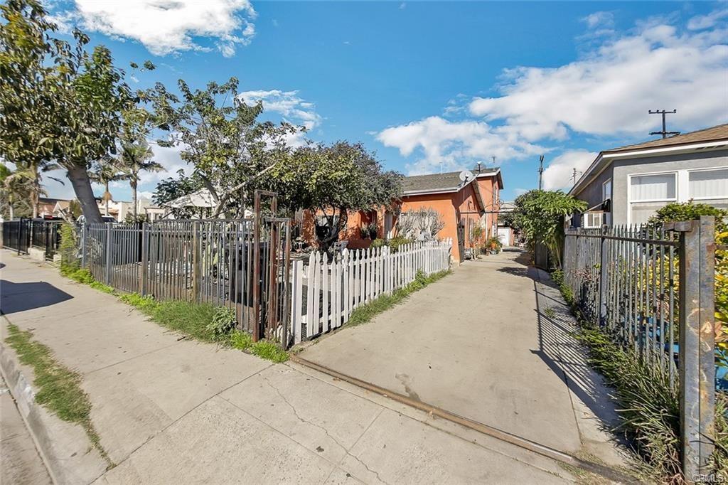 Huntington Park, California, 90255, United States, 4 Bedrooms Bedrooms, ,Residential,For Sale,1978486