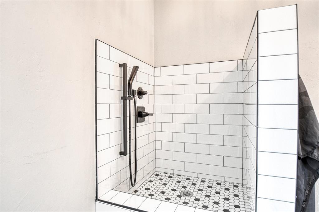 Amber, Oklahoma, 73004, United States, 6 Bedrooms Bedrooms, ,4 BathroomsBathrooms,Residential,For Sale,1984407