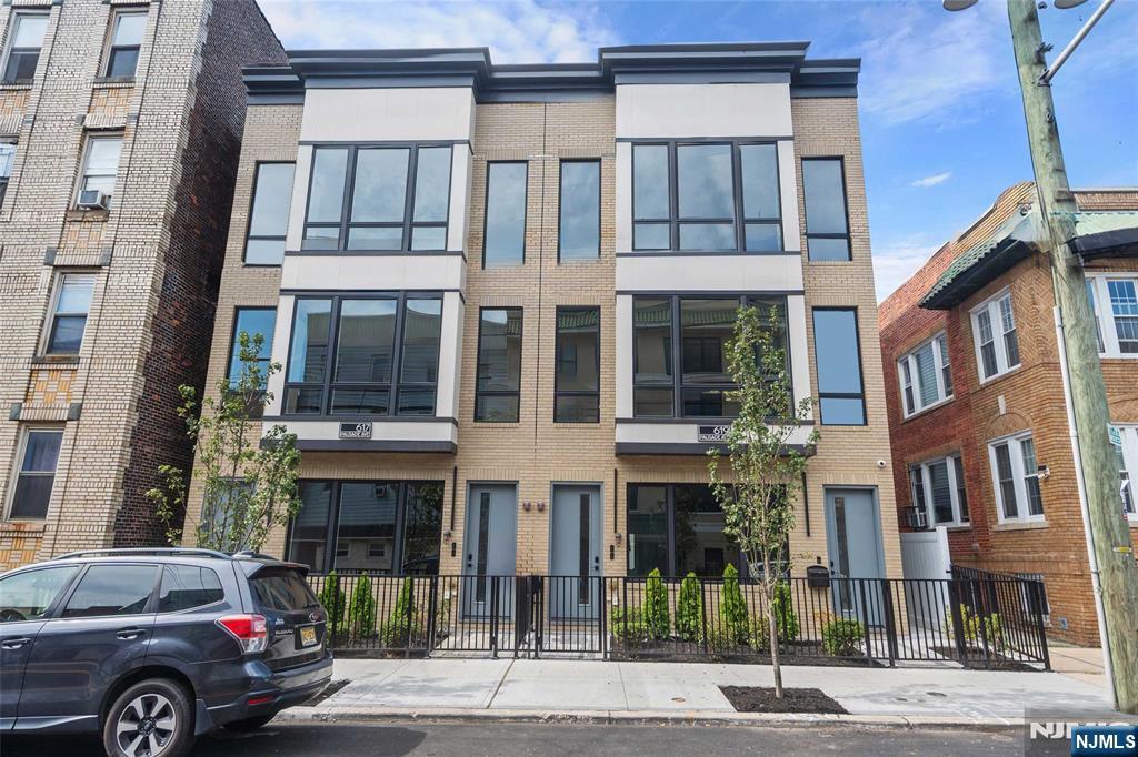 Jersey City, New Jersey, 07307, United States, 3 Bedrooms Bedrooms, ,2 BathroomsBathrooms,Residential,For Sale,1947058