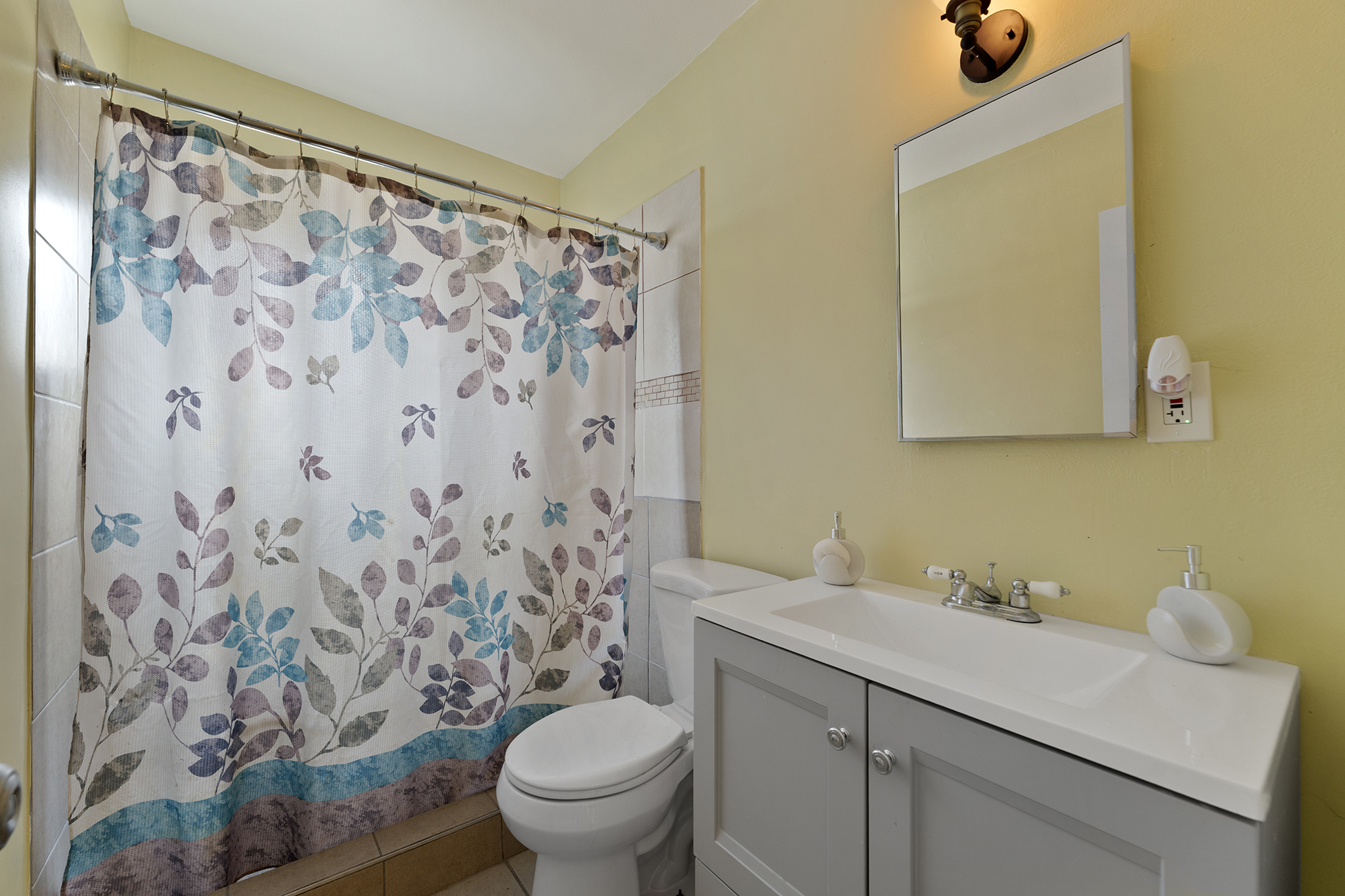 Fontana, California, 92335, United States, 2 Bedrooms Bedrooms, ,1 BathroomBathrooms,Residential,For Sale,1974316