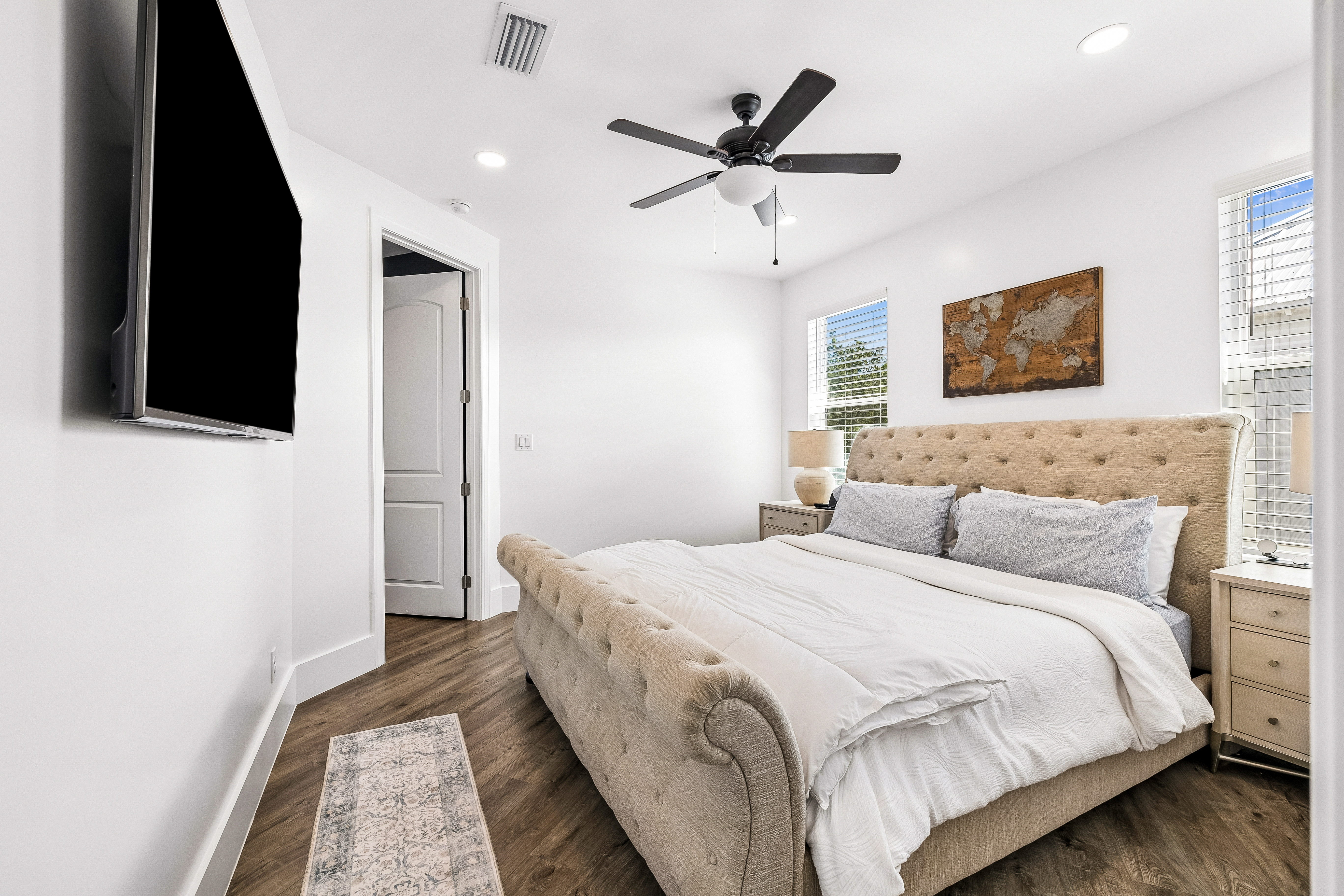  Spacious Newer-Build Home With Wraparound Porch On Gated Community Corner Lot - 物件實景