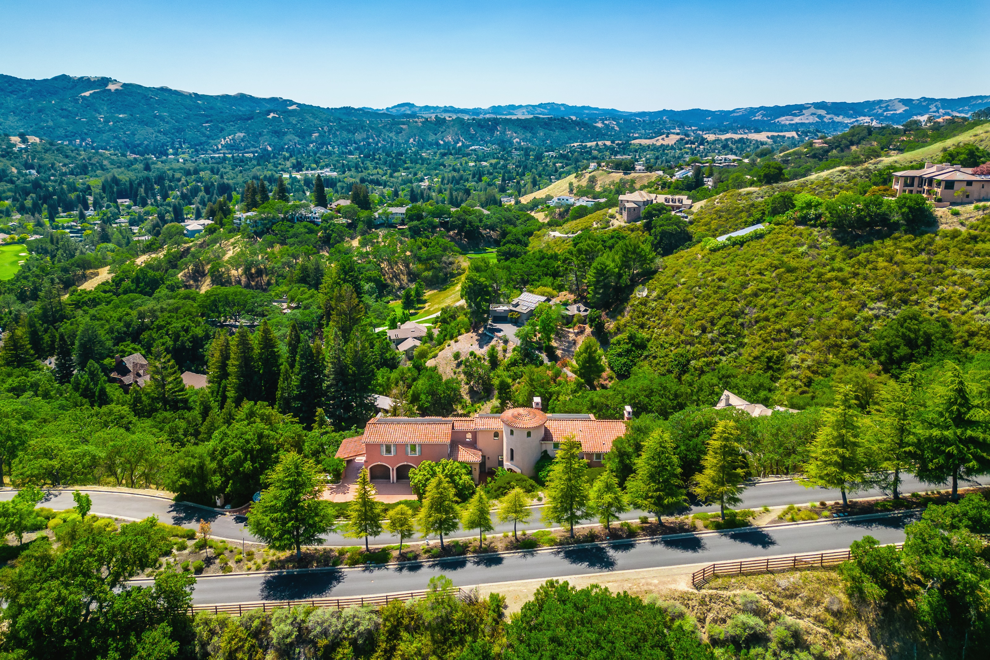  An Extraordinary Round Hill Estate Defined by Privacy, Views, and Sophistication - 物件實景