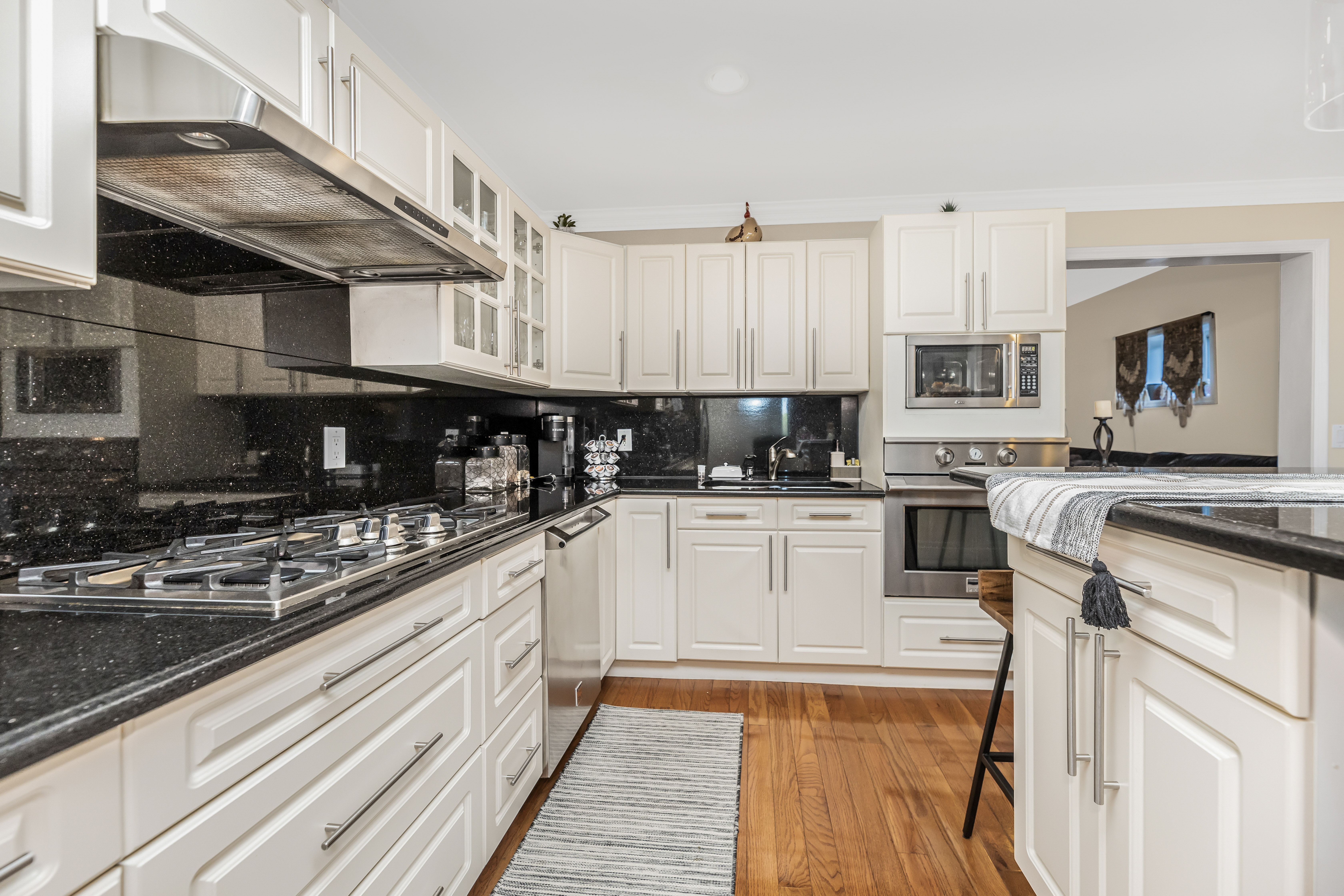 Yonkers, New York, 10703, United States, 4 Bedrooms Bedrooms, ,2 BathroomsBathrooms,Residential,For Sale,1825129