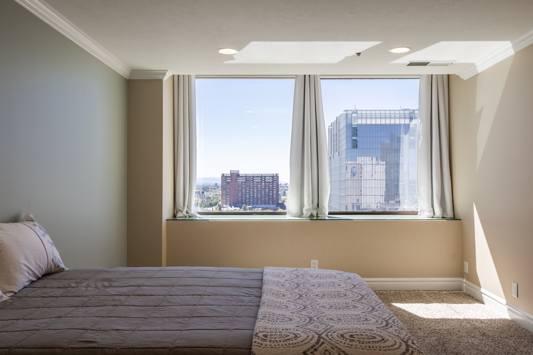  2-Bed Luxury Condo w/ Skyline Views — American Towers - 物件實景