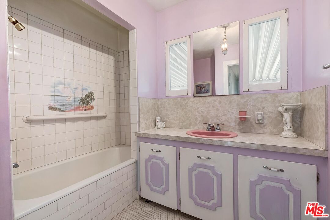 Los Angeles, California, 90039, United States, 2 Bedrooms Bedrooms, ,1 BathroomBathrooms,Residential,For Sale,1988160