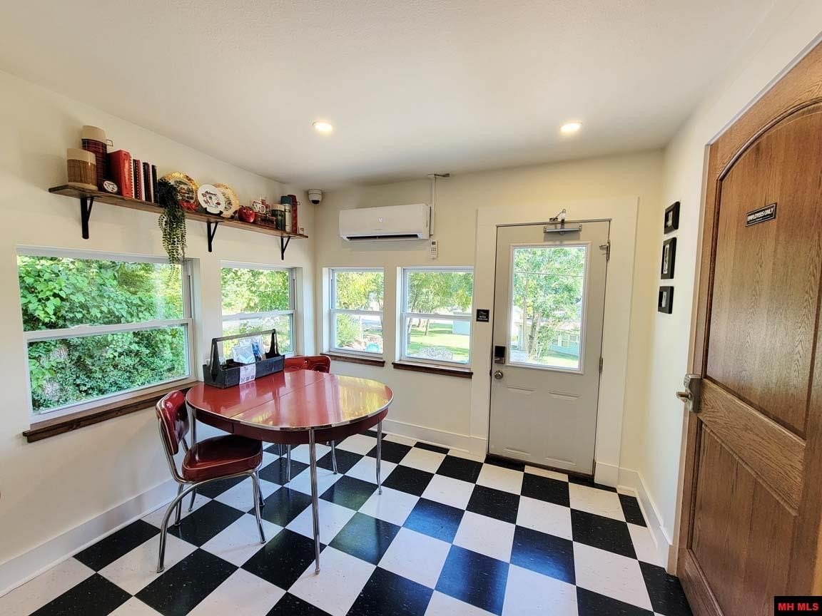 Cotter, Arkansas, 72626, United States, ,2 BathroomsBathrooms,Residential,For Sale,1924105