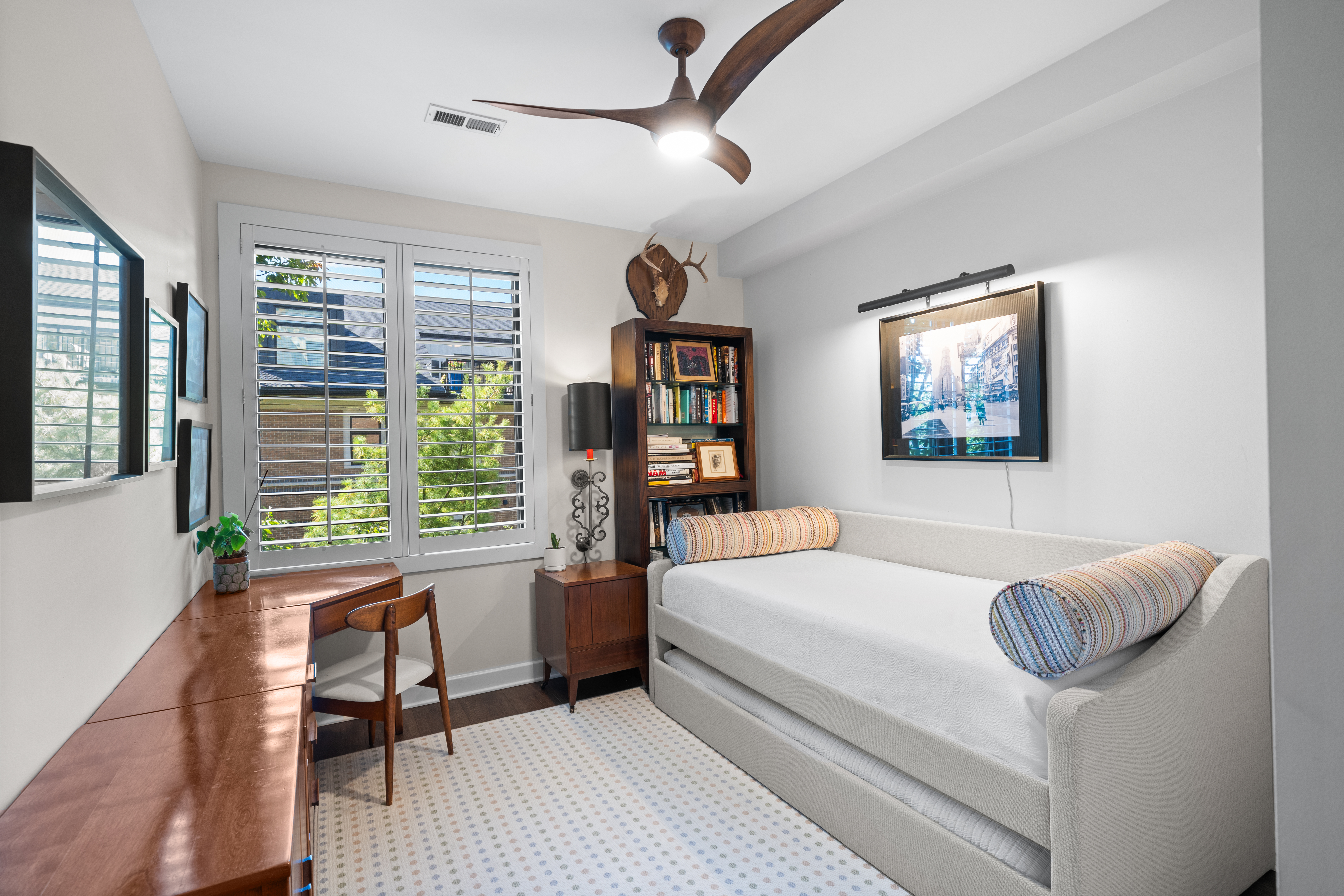  Beautifully updated and stylish, this Clayton condo offers move-in-ready living - 物件實景