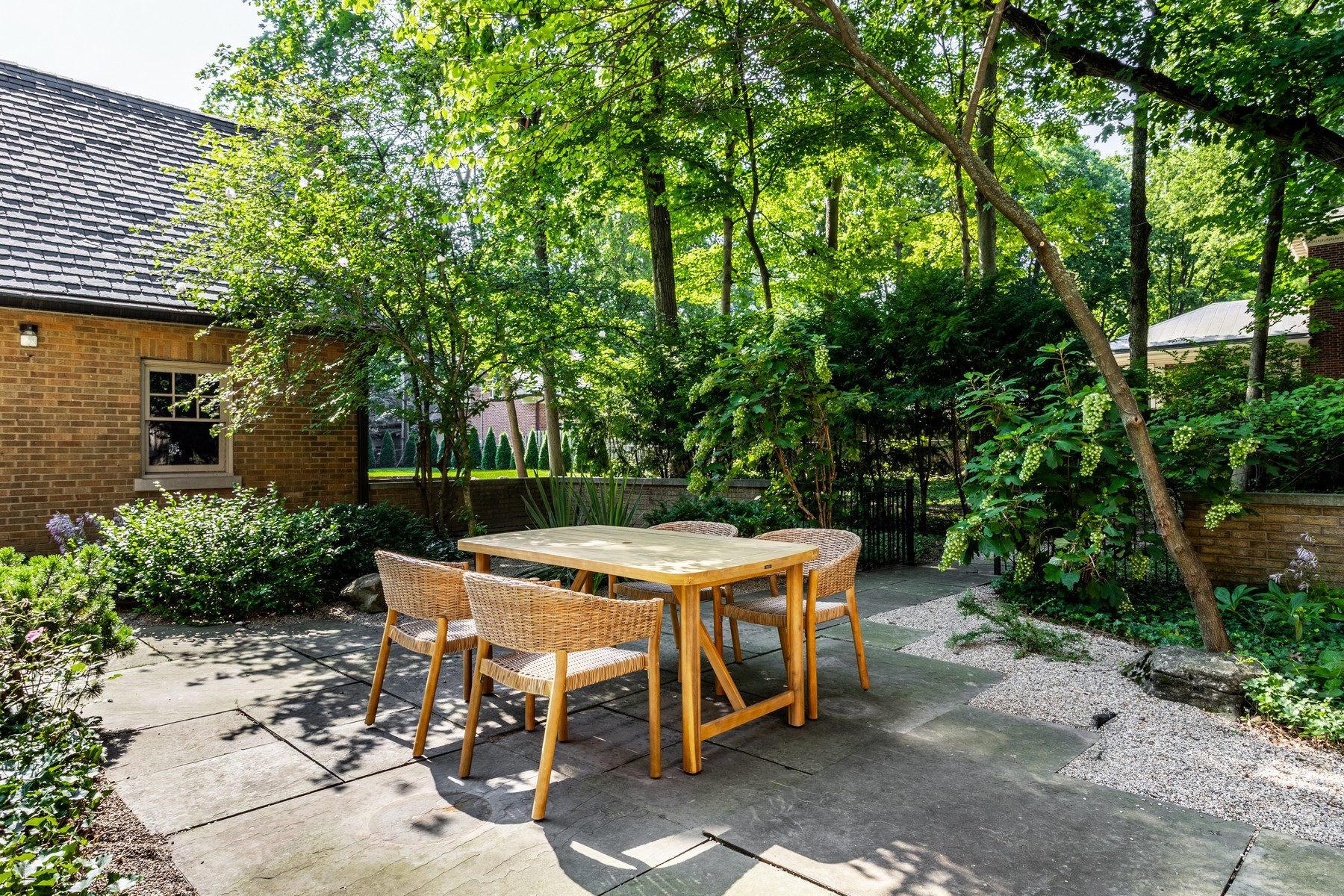  Gated English Tudor Home on One of the Most Desirable Blocks in Meridian Kessler - 物件實景
