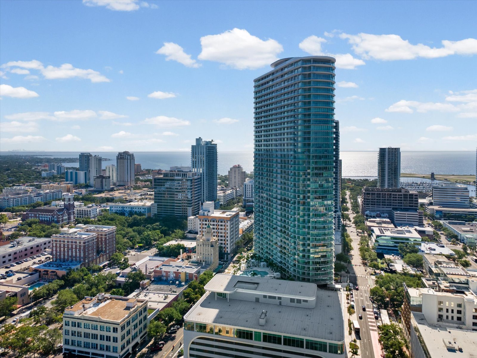 ST Petersburg, Florida, 33701, United States, 2 Bedrooms Bedrooms, ,3 BathroomsBathrooms,Residential,For Sale,2049072