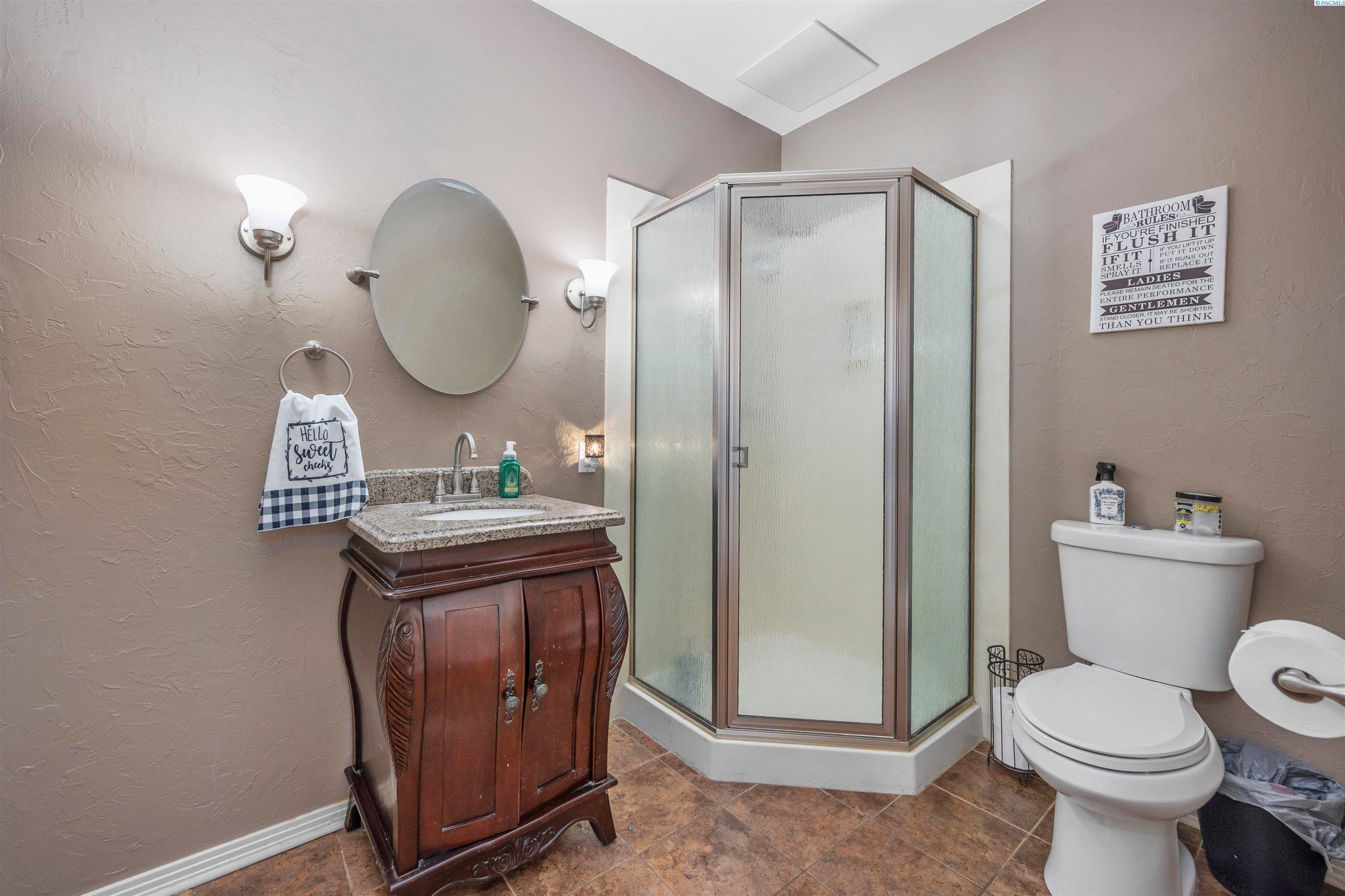 Kennewick, Washington, 99337, United States, 6 Bedrooms Bedrooms, ,4 BathroomsBathrooms,Residential,For Sale,1979182