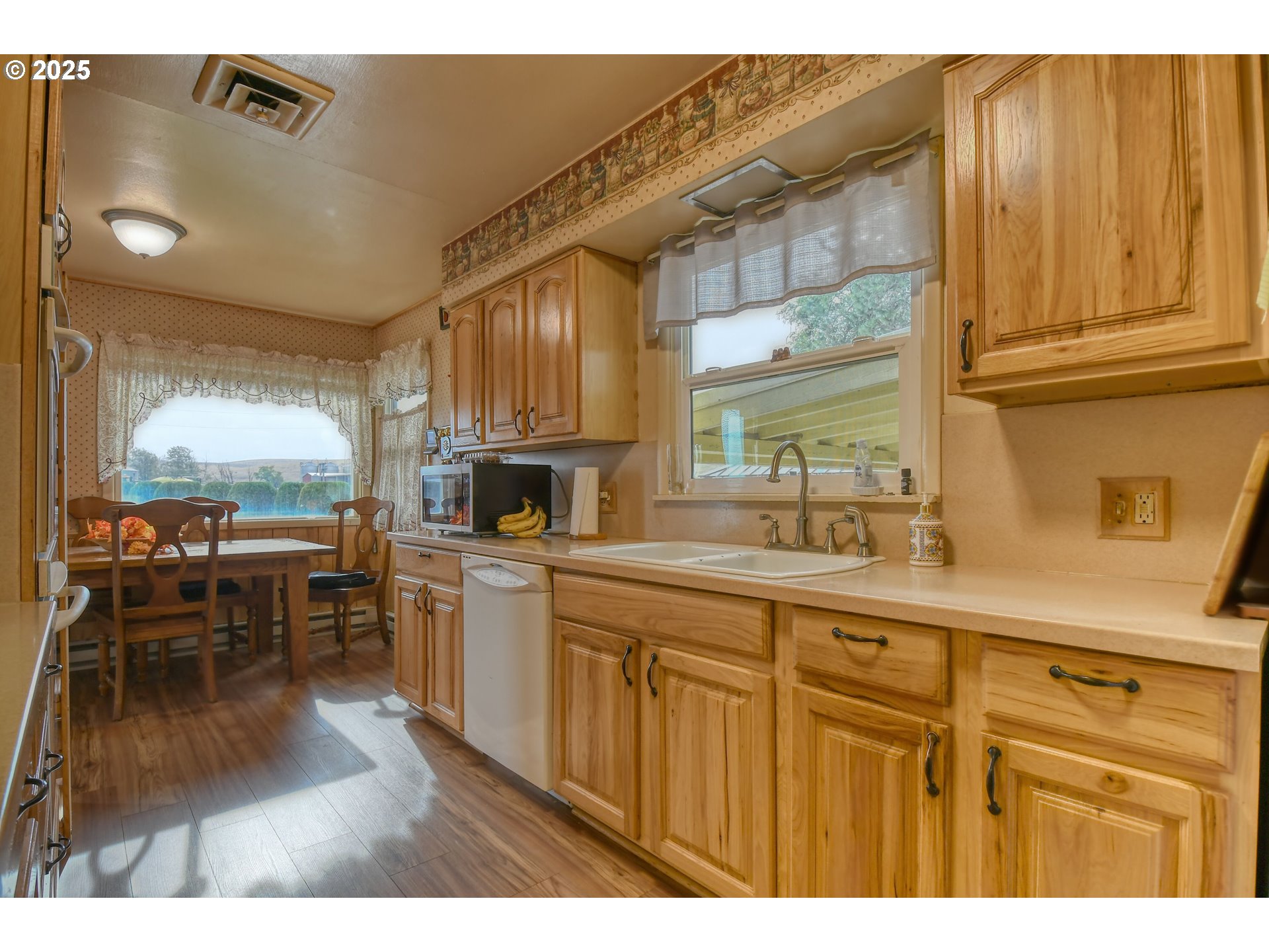 Echo, Oregon, 97826, United States, 3 Bedrooms Bedrooms, ,3 BathroomsBathrooms,Residential,For Sale,1987852