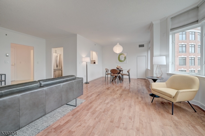 Maplewood Twp., New Jersey, 07040, United States, 2 Bedrooms Bedrooms, ,3 BathroomsBathrooms,Residential,For Sale,1913781