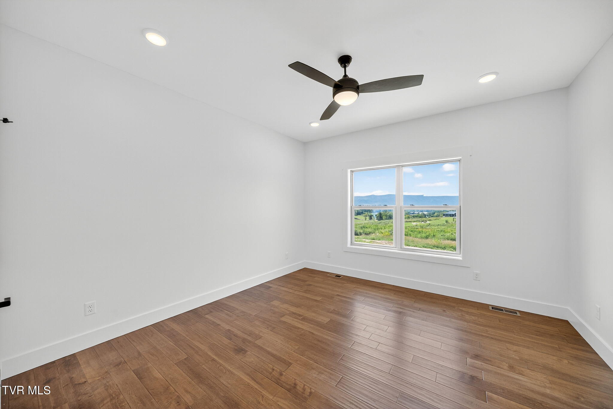 Greeneville, Tennessee, 37745, United States, 3 Bedrooms Bedrooms, ,2 BathroomsBathrooms,Residential,For Sale,1923218